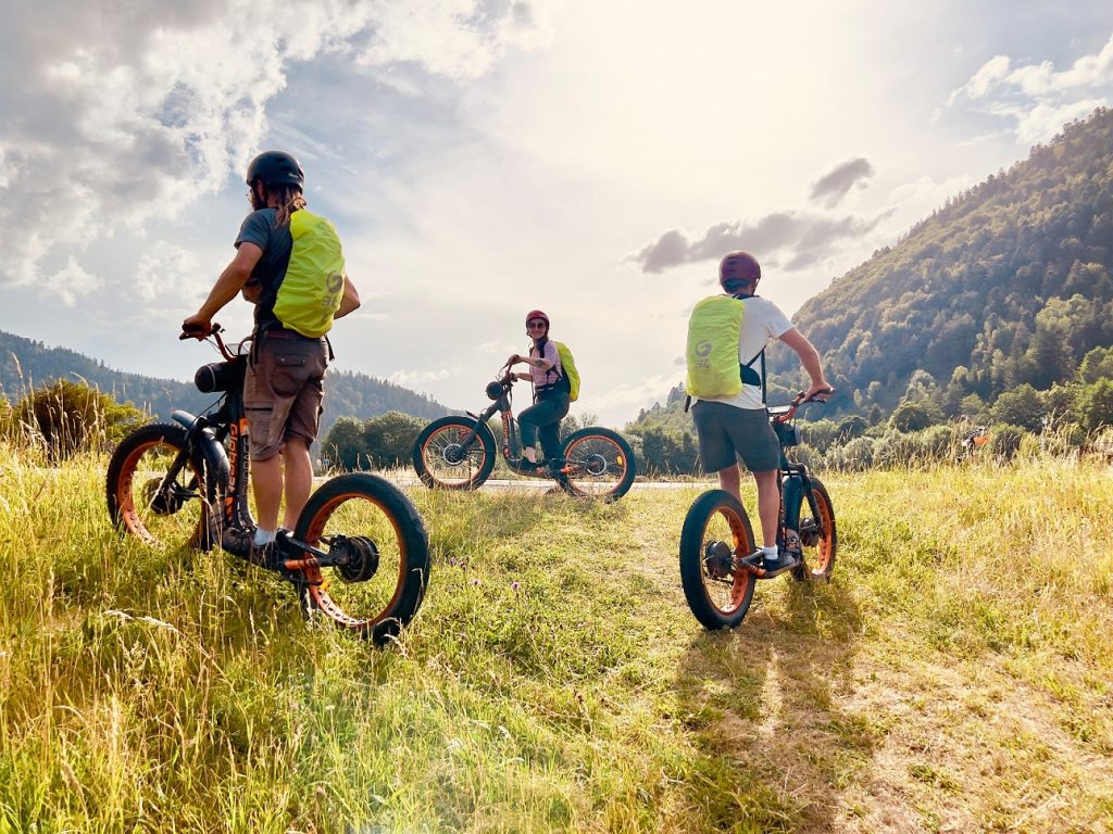 Photo représentant les trottinettes et VTT electriques