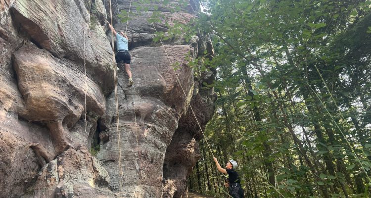 Initiation à l'escalade sur les roches de pointhaie